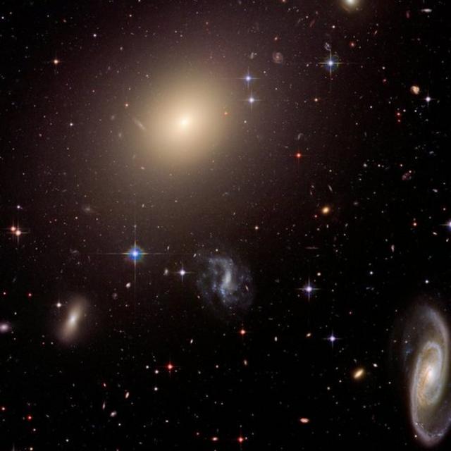 La galaxia ESO 325-G004 en el centro de una colección de galaxias