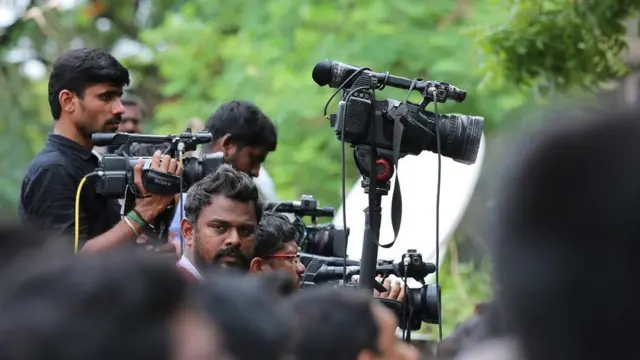 હૉસ્પિટલ ખાતે જમા થયેલા મીડિયાકર્મીઓ