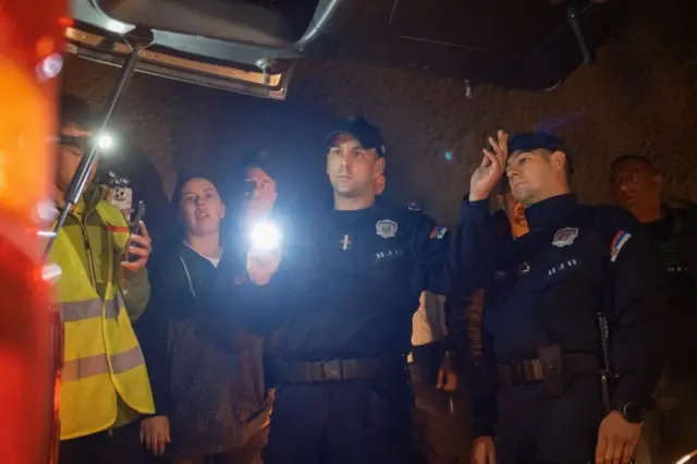 studenti iz novog pazara, studentsko pešačenje iz novog pazara, policija pretresa vozila u pratnji novopazarskih studenata ispred kosjerića