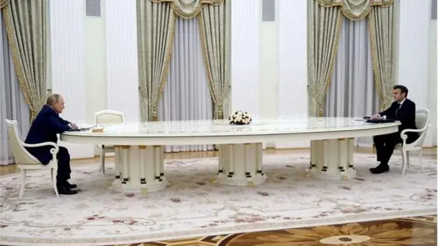 ယူကရိန်းကို ဝင်မတိုက်ခင် နှစ်ပတ်အလိုက မော်စကိုကို မက်ခရွန်သွားခဲ့