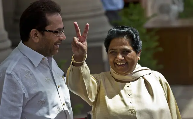 தலித் வாக்கு வங்கியா? மாபெரும் கூட்டணியா? மாயாவதி ராஜிநாமாவால் பரபரப்பாகும் அரசியல்
