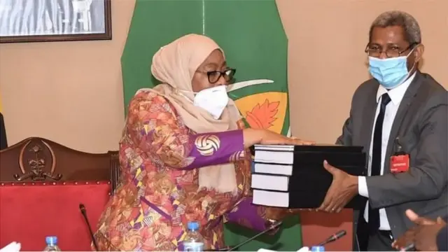 Rais Samia Suluhu Hassan akipokea ripoti ya kamati maalum ya corona kutoka kwa Profesa Said Aboud Mei 17 mwaka huu.