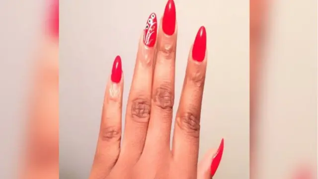 Red nails wey Darlington fix.