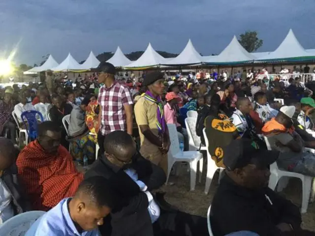Abantu ibihumbi kare cyane mu gitondo bari bageze ku rubuga rwamwitiriwe i Chato ahari bubere misa yo kumusezeraho