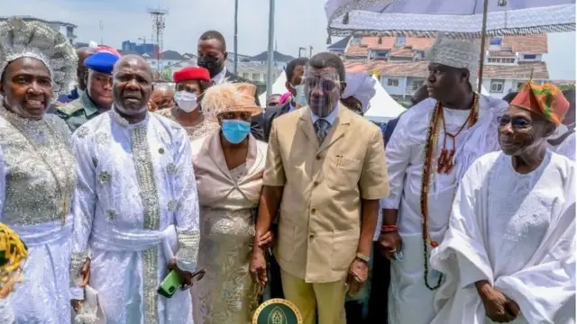 Lara awọn to tun wa nibi ijọsin naa ni Olusegun Obasanjo, Ooni Ile-Ife, ati iyawo Pasitọ̀ Adeboye, Folu.