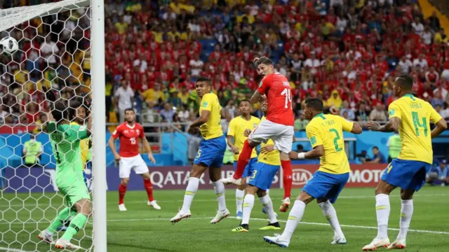 Zuber marca ante la pasividad de la defensa brasileña.