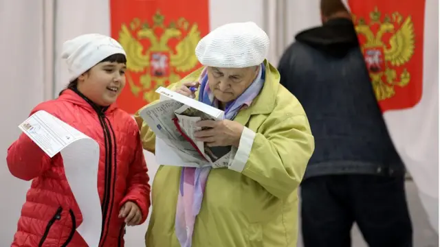 Bir seçmen oy pusulasını inceliyor.