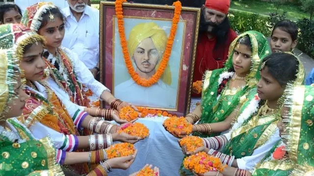 பகத்சிங் படத்துக்கு மலர் தூவி மரியாதை