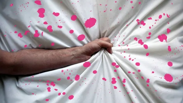 brazo y mano agarrando sábana