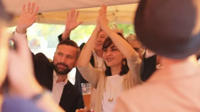 البرلمانية الألمانية من أصل سوري رشا نصر وسط جمع من مؤيديها