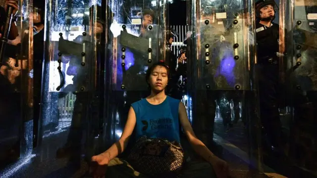 Meditasi di depan kantor pemerintah di Hong Kong.