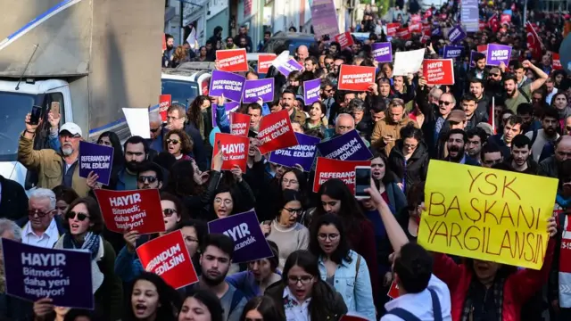 Protestocular, YSK'nın itiraz talebini reddetmesine tepki göstermişti.