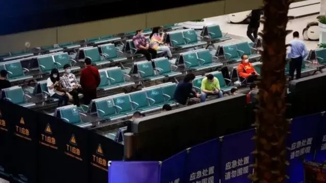 பயணிகள் குறித்த தகவலுக்காக காத்திருக்கும் உறவினர்கள்