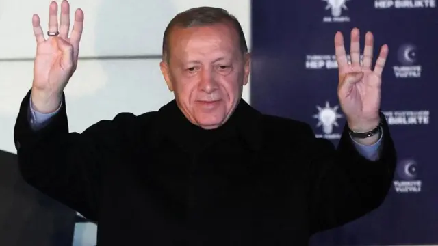 الرئيس التركي رجب طيب أردوغان يحيي أنصاره.