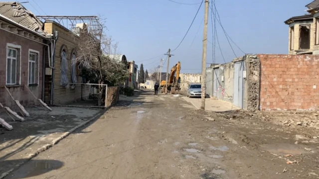 ARXİV: BBC müxbirlərinin mart ayında Gəncəyə səfəri zamanı Muxtar Hacıyev küçəsindəki bir çox ev dağıkl vəziyyətdə idi.