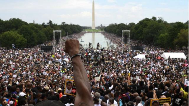 华盛顿林肯纪念堂前一名参与2020年向华盛顿进军大游行人士高举拳头（28/8/2020）