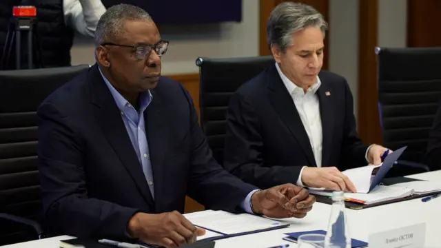 بلينكن يمين الصورة وأوستن إلى اليسار