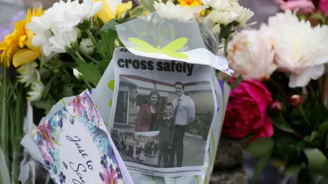 Flores en honor a Jo Cox