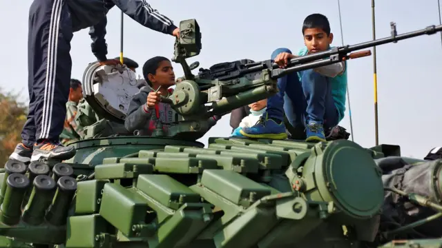 अजमेर में भारतीय सेना के एक टैंक को देखते बच्चे.