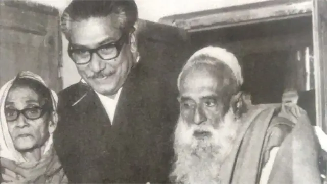 বাবা শেখ লুৎফর রহমান এবং মা সায়েরা খাতুনের সঙ্গে শেখ মুজিবুর রহমান