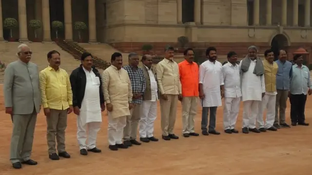 రాష్ట్రపతి కోవింద్‌కి వినతిపత్రం సమర్పించిన చంద్రబాబు బృందం