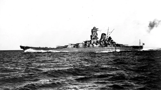 Линкор "Ямато" водоизмещением 65 тысяч тонн и длиной 263 метра нес девять 16-дюймовых орудий