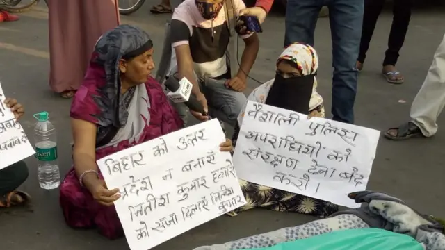 आंदोलन करताना