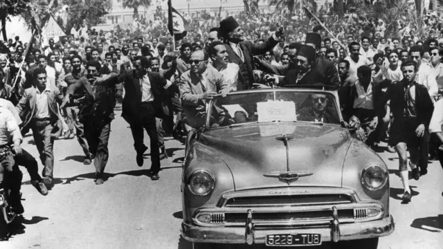 তিউনিসিয়ার জাতীয়তাবাদী নেতা হাবিব বুরগিবা ফ্রান্সে নির্বাসন থেকে দেশে ফেরেন ১৯৫৫ সালে- জুন ১৯৫৫