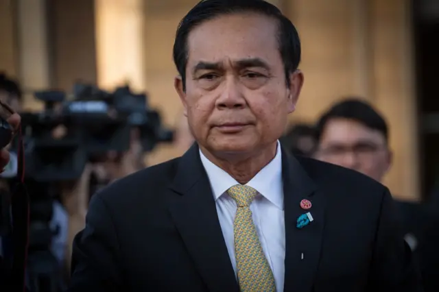 พล.อ. ประยุทธ์ จันทร์โอชา นายกรัฐมนตรีใช้อำนาจหัวหน้าคณะรักษาความสงบแห่งชาติ (คสช.) สั่งระงับกิจการเหมืองแร่ทั่วประเทศ มีผลในวันที่ 1 ม.ค. 2560