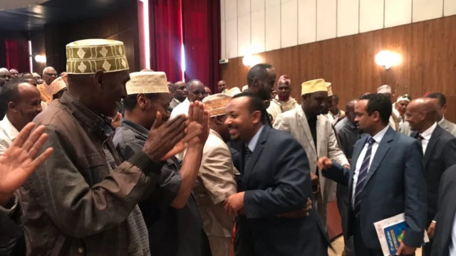 Abiy Axmed oo salaamaya odayaasha kulanka ka soo qayb galay