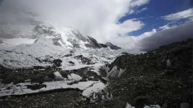Эвересттин башына бараткан жолдогу базалык лагердин көрүнүшү
