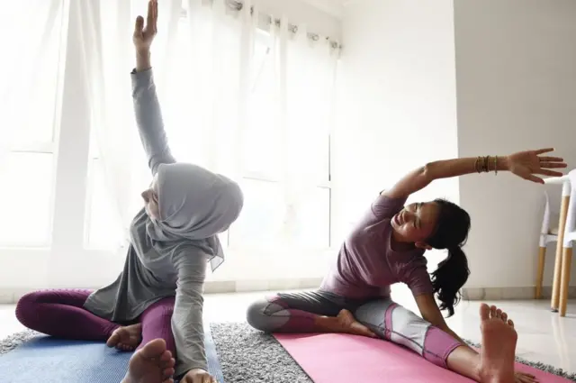 Jeunes femmes faisant du sport