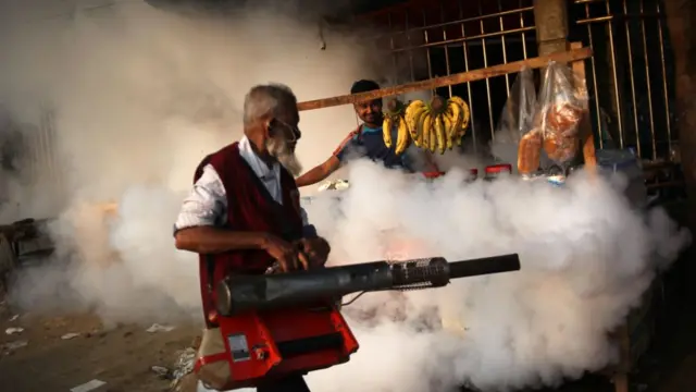 মশার ওষুধ ছিটানো হচ্ছে।