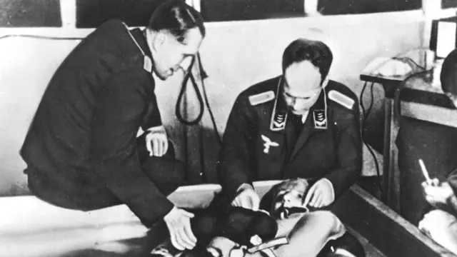 أجرى الأطباء النازيون تجارب مروعة على السجناء في معسكرات الاعتقال.