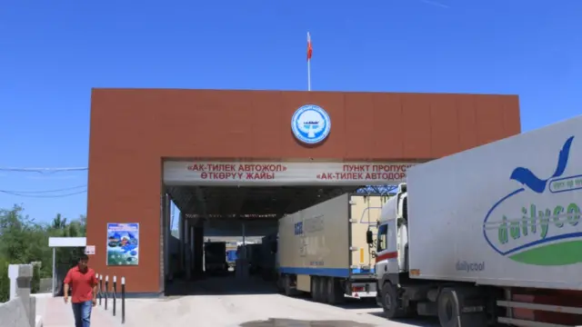 Жүк өткөрүүдөгү көйгөйдү чечүү талабы менен айдоочулар кыргыз өкмөтүнө кайрылды
