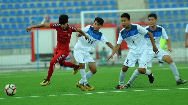 مسابقه افغانستان (چپ) با ازبکستان