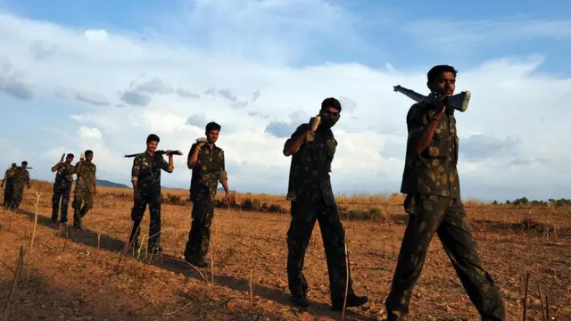 नक्सल विरोधी अभियान में लगे सुरक्षाकर्मी (फ़ाइल फ़ोटो)