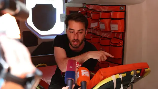 Saldırıya uğrayan gazetecilerden biri ambulansla hastaneye kaldırıldı