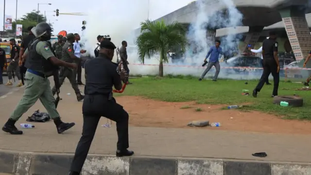 Awọn ọlọpaaa yin afẹfẹ taju-taju