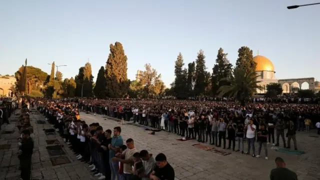 Salat Idul Fitri di masjid al-Aqsa di Yerusalem.