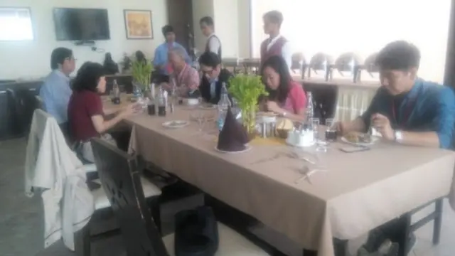 खाना खाते लोग