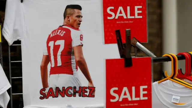 Hubo rebajas en la venta de mercancía con la imagen de Alexis en los alrededores del Emirates el pasado fin de semana.