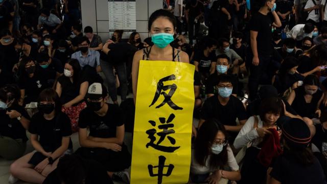 示威者在香港新界港鐵元朗站內舉起「反送中」橫幅抗議警方處理721襲擊事件手法（21/11/2019）