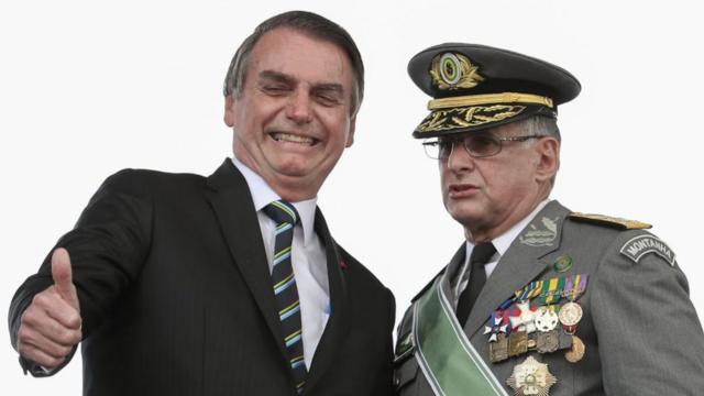 Jair Bolsonaro (esq.) com o comandante do Exército, general Edson Leal Pujol