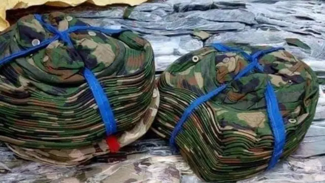 Di container get di 620 set of complete military camouflage uniforms and caps, 10,100 pieces of inner military T-shirts, 512 pairs of military jungles boots .
