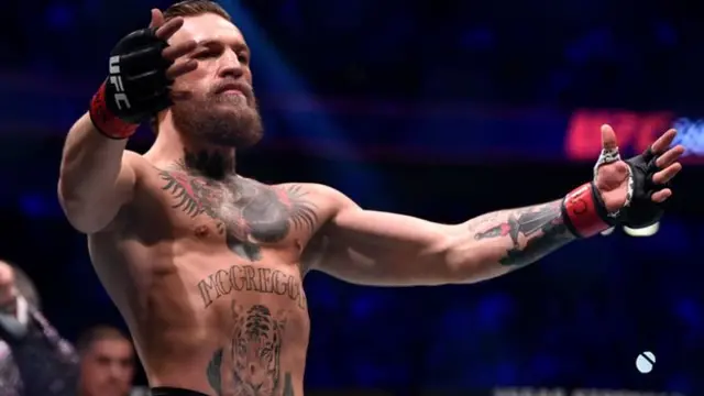 Conor McGregor merayakan kemenangan.