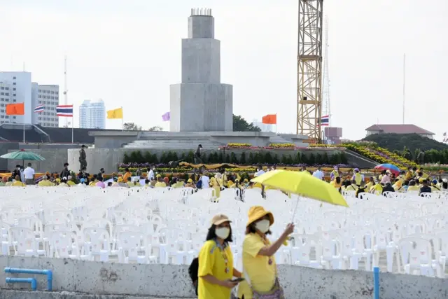 แท่นฐานพระบรมราชานุสาวรีย์ รัชกาลที่ 9