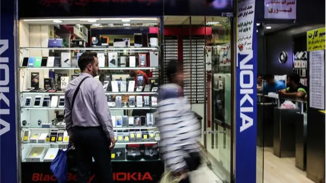 دولت ایران می‌گوید بعضی از وارد کنندگان موبایل و لوازم جانبی دلار ۴۲۰۰ تومانی دریافت کرده‌اند ولی این کالاها را به قیمت بسیار بالاتر در بازار فروخته‌اند