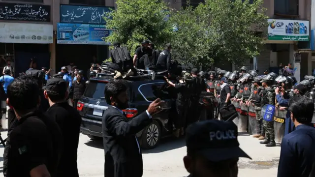 इमरान ख़ान 9 मई को अदालत में पेश होने के लिए पहुंचे थे जब उन्हें नैब ने गिरफ़्तार किया था.