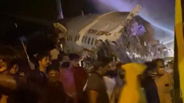 صورة تظهر الطائرة بعد تحطمها في مطار كاليكوت في ولاية كيرالا